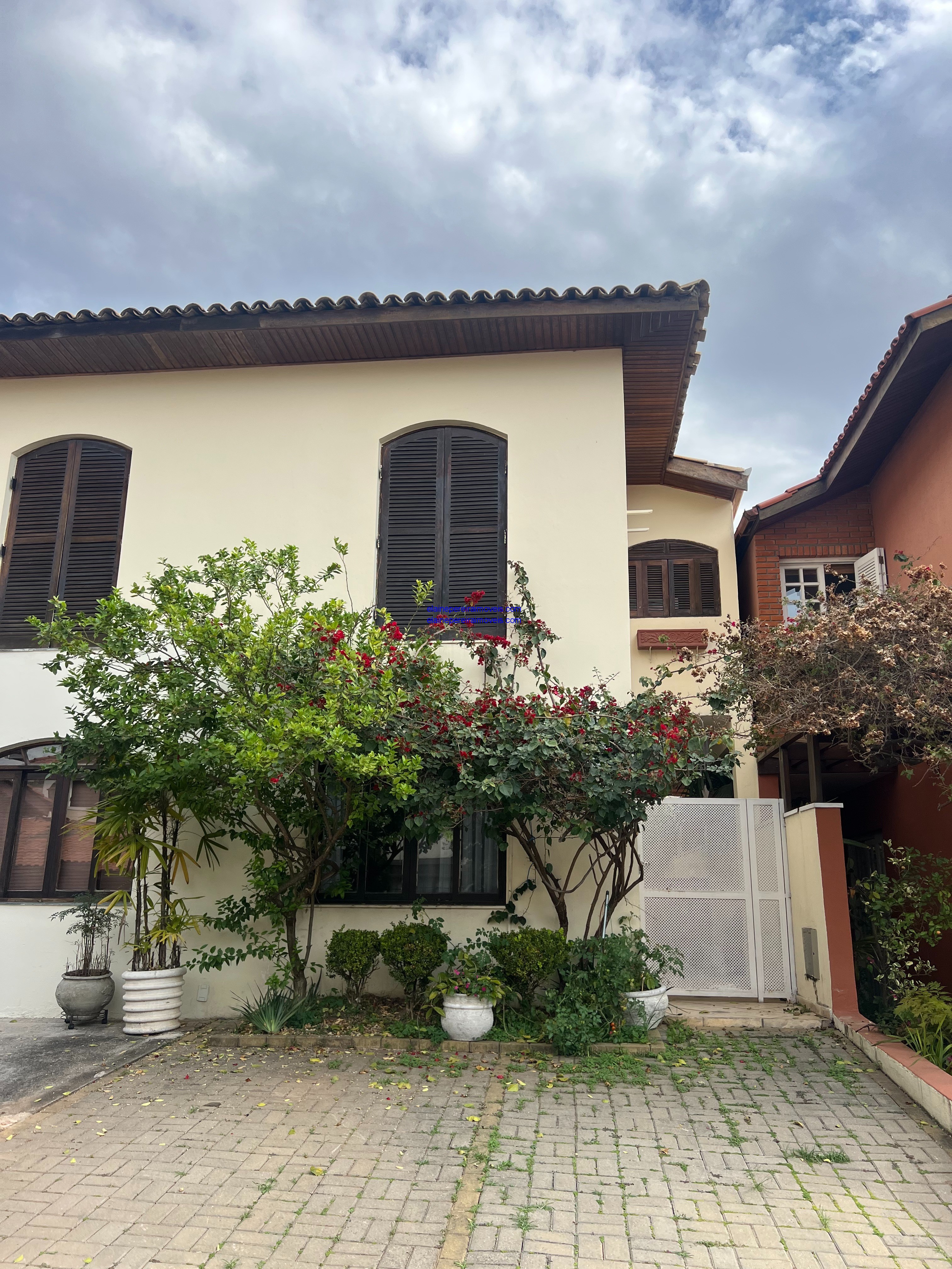Ao lado da USP-Metro Condomínio sobrado 3dts sd 1suite 2 vagas- quintal -R$ 790.000,00