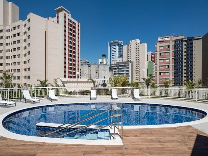 Studio possui 36 metros quadrados com 1 dormitório, cozinha, área de serviço e 2 vagas de garagem