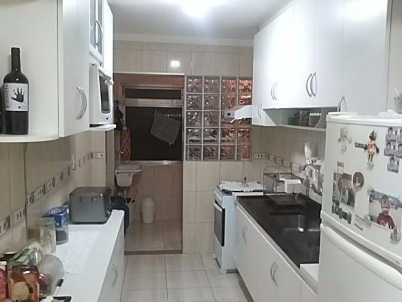 O apartamento possui 100 metros quadrados com 3 amplos dormitórios, móveis fixos e planejados em todos os ambientes, totalmente reformado e 1 vaga