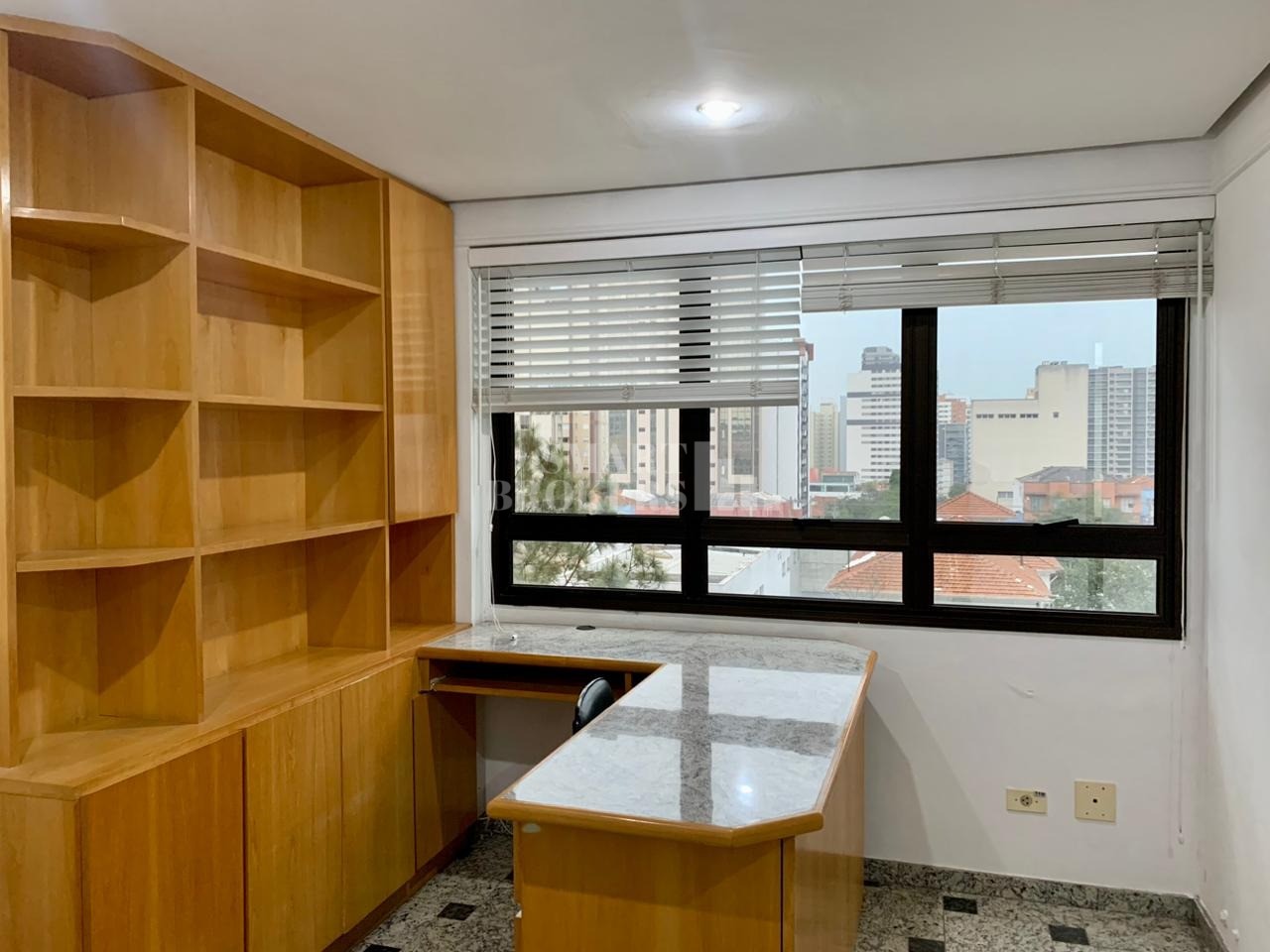 Sala comercial à venda com 32 metros, 2 banheiros e 1 vaga - Vila Mariana - São Paulo/SP
