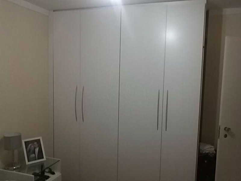 O apartamento possui 100 metros quadrados com 3 amplos dormitórios, móveis fixos e planejados em todos os ambientes, totalmente reformado e 1 vaga