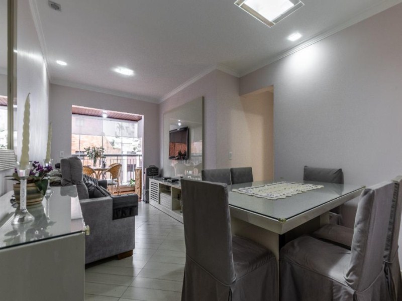 O apartamento possui 71 metros quadrados com 2 dormitórios 1 suíte, área de serviço, terraço e 2 vagas de garagem