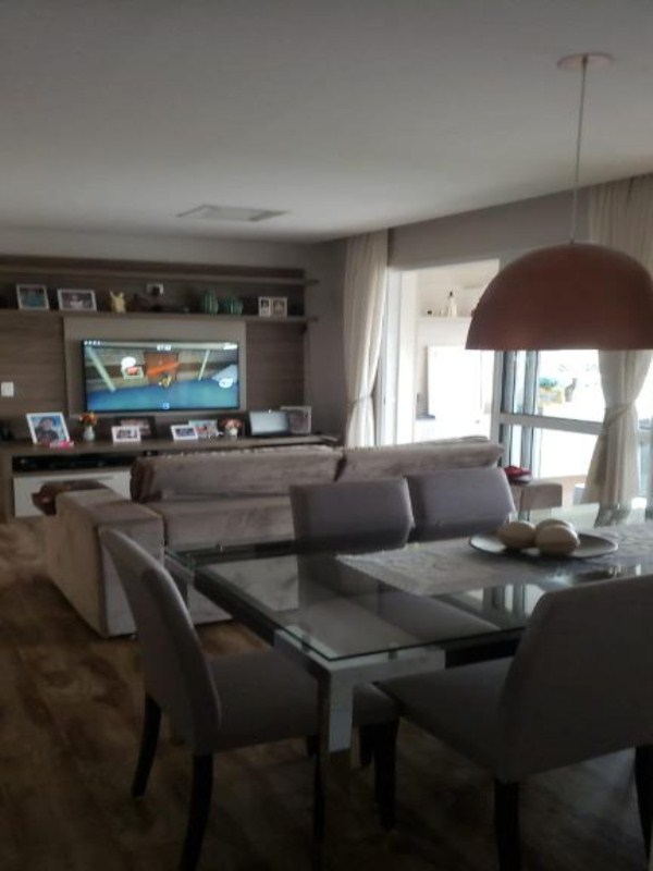 Apartamento com 127 metros quadrados, 3 suítes com armários