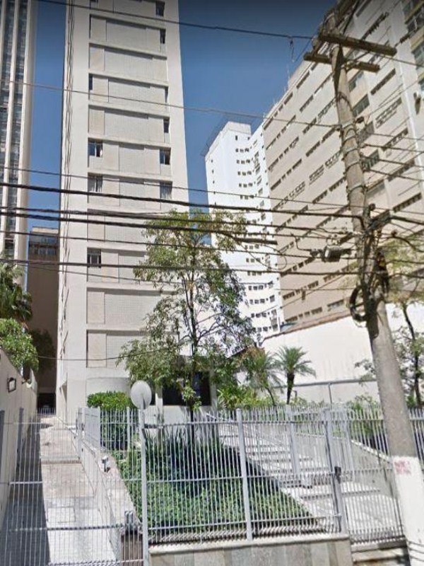 O apartamento possui 180 metros quadrados com 3 amplos dormitórios 1 suíte, área de serviço, dependência de empregada com banheiro de serviço e 1 vag