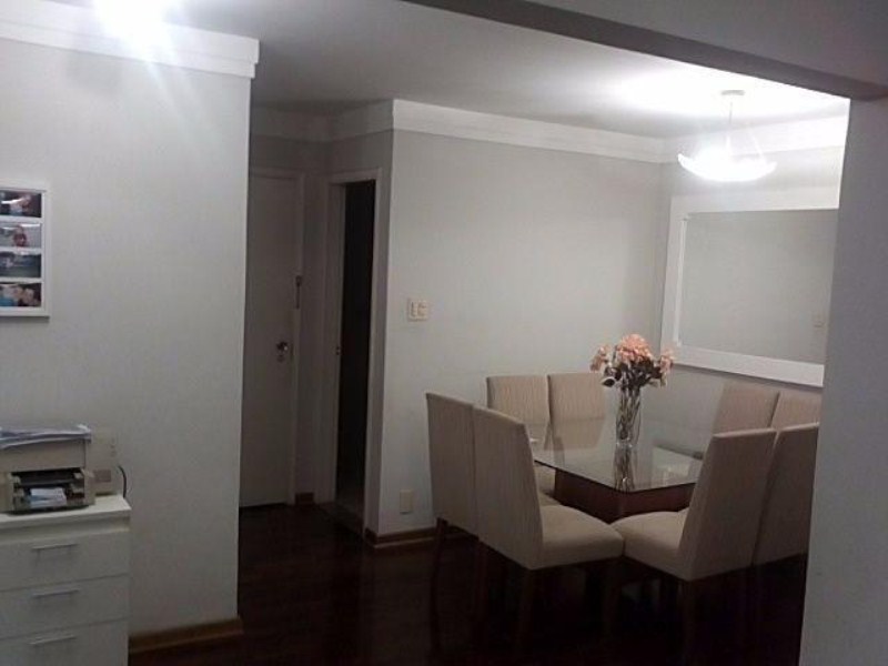 O apartamento possui 100 metros quadrados com 3 amplos dormitórios, móveis fixos e planejados em todos os ambientes, totalmente reformado e 1 vaga