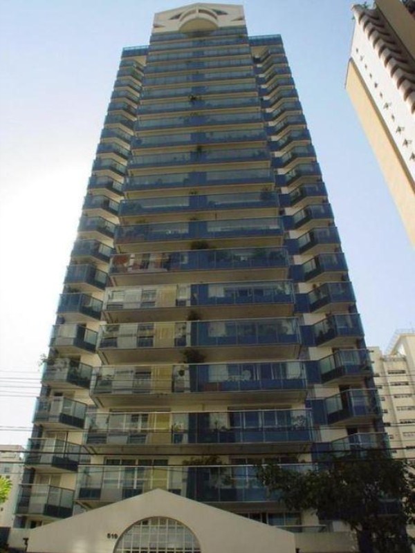 Apartamento com 143 metros, 3 suítes com armários e sacada envidraçada com piso em granito, possibilidade de fazer 4 suítes