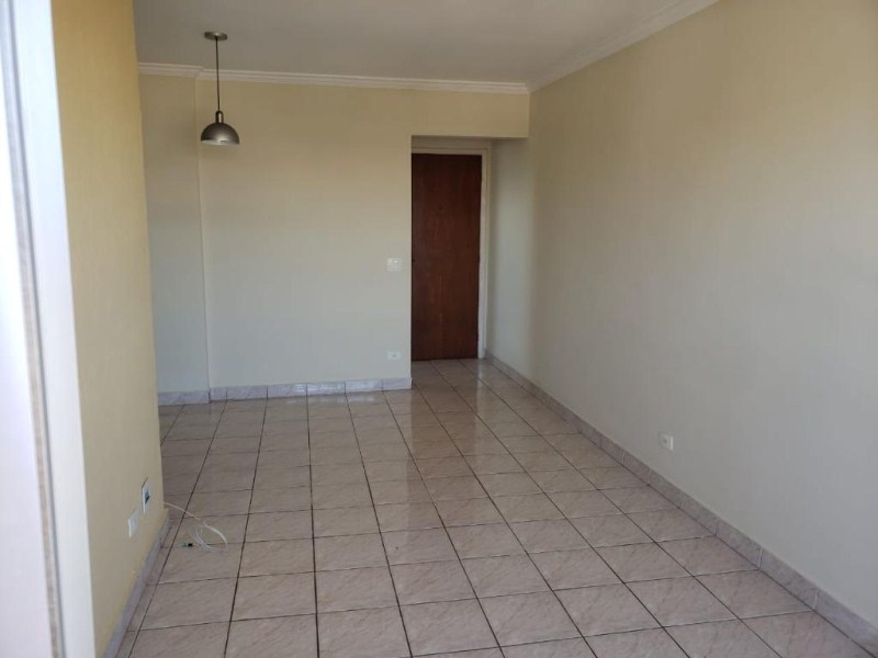 Edifício Vila Apositano, o apartamento possui 69 metros quadrados com 3 dormitórios, 1 banheiro, área de serviço, varanda e 2 vagas de garagem