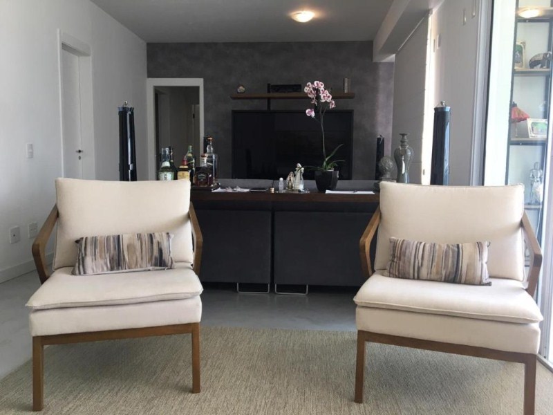 O apartamento possui 116 metros quadrados com 3 suítes com armários planejados, sala ampliada, varanda gourmet com fechamento em vidro