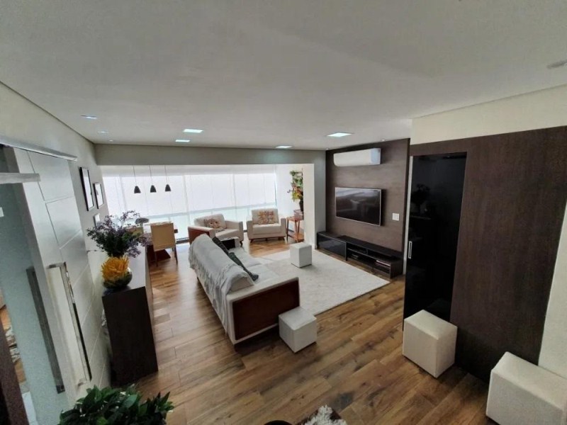 3 dormitórios, sendo 2 suites, com 2 vagas de garagem e deposito