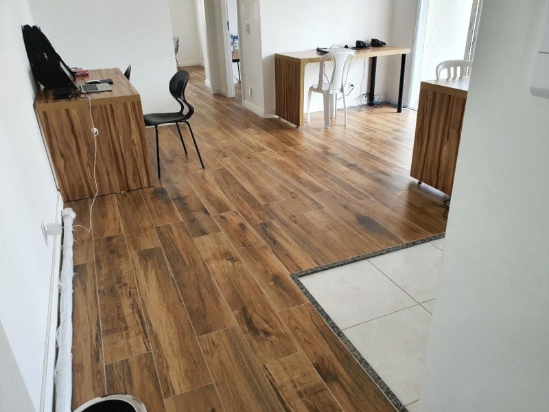 Apartamento com piso, com 63 metros, 2 dormitórios, sendo 1 suíte, 1 vaga