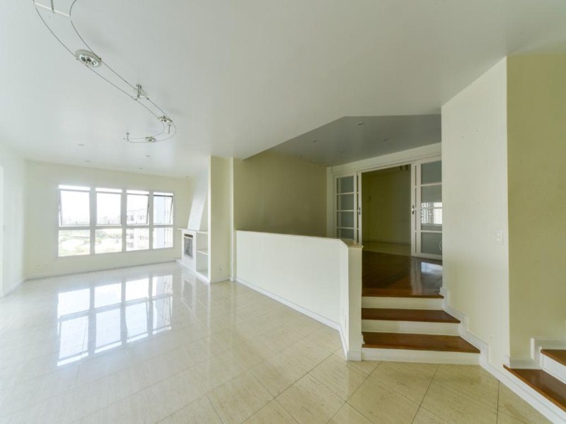 O apartamento possui 210 metros quadrados com 3 amplas suítes ou 4 dormitórios com 2 suítes