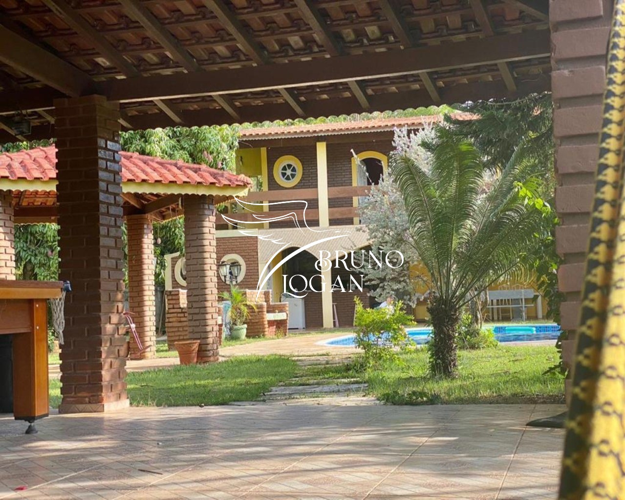 Chácara em Pinhalzinho com 3 suítes para locação na temporada, sítio próximo ao CIRCUITO DAS ÁGUAS, 4 banheiros, piscina, acomoda até 12 pessoas.