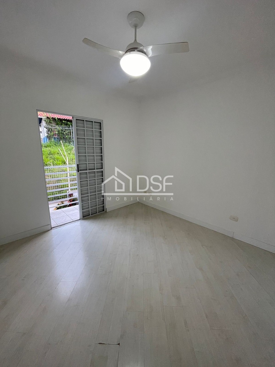 Venda de Casa em Condomínio de Luxo em Barueri-SP, Vila São Luiz: 2 Quartos, 1 Suíte, 2 Salas, 2 Banheiros, 2 Vagas, 100m².