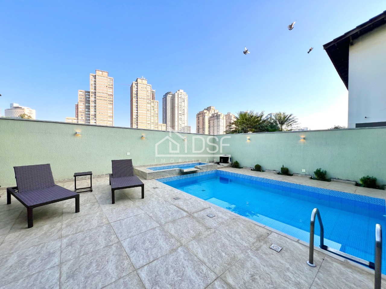 Casa de luxo em condomínio Alphaville, Santana de Parnaíba-SP: 4 quartos, 3 suítes, 3 salas, 4 banheiros, 3 vagas, 308m².