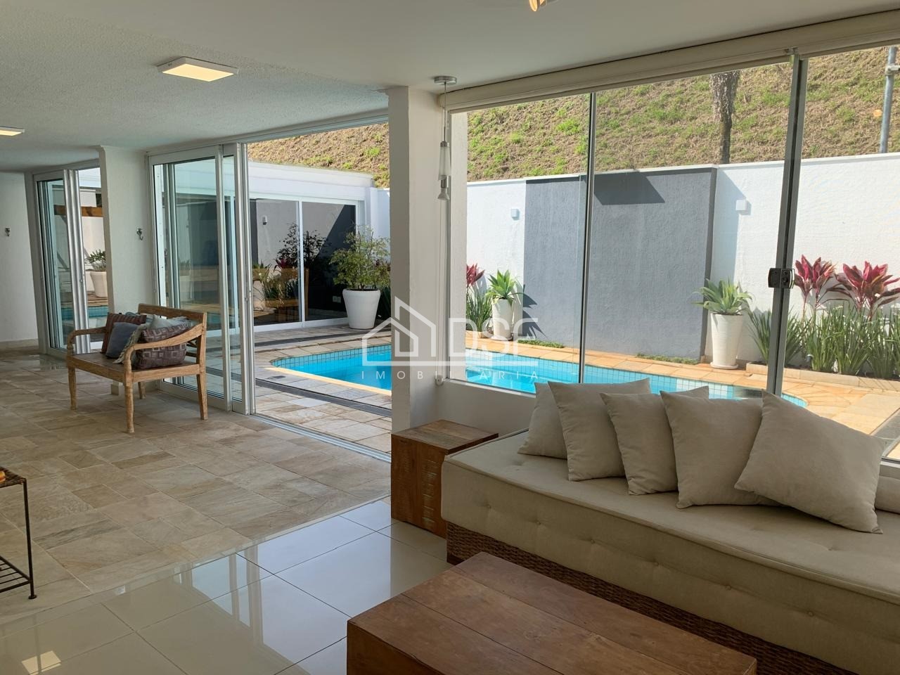 Imperdível Casa à Venda em com 4 Quartos, 4 Suítes e 360m² de Área - Confira Agora!