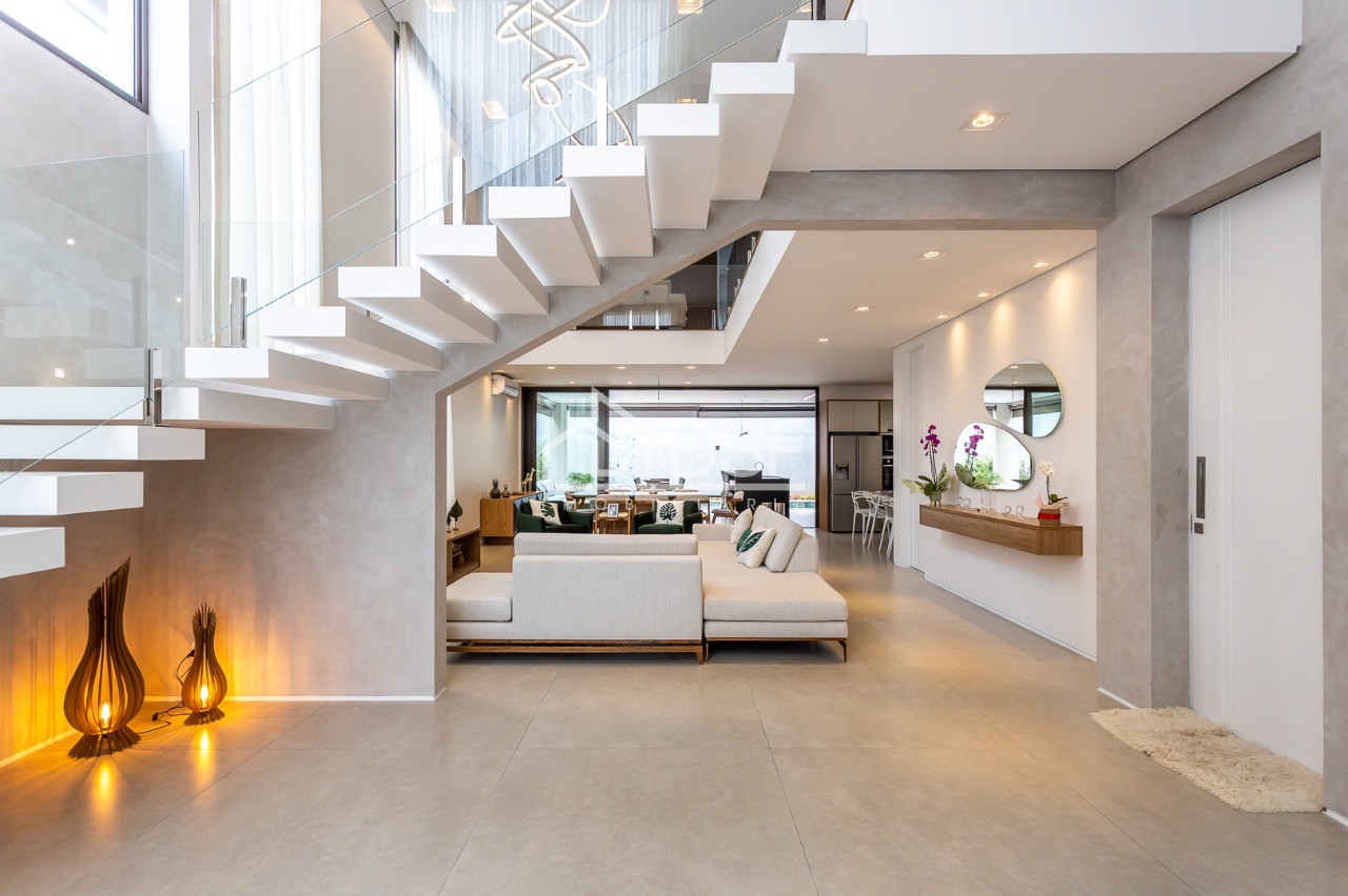 Casa de Luxo em Alphaville: 4 Quartos, 4 Suítes, 3 Salas e 349m² - Santana de Parnaíba-SP