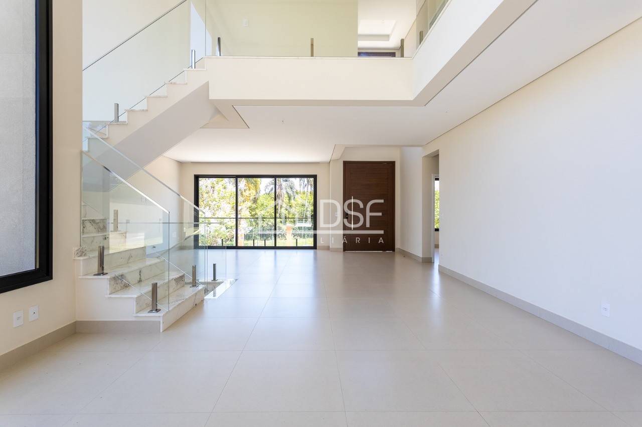 Imperdível: Casa à venda em Alphaville, Santana de Parnaíba-SP, com 4 quartos, 4 suítes e 365m² de área.