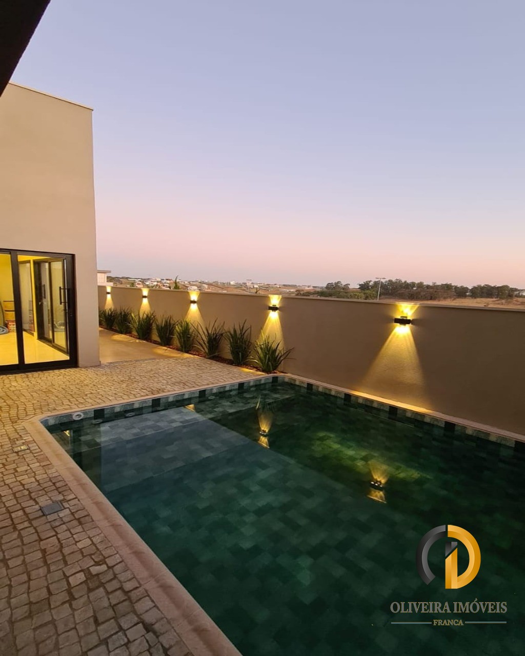 Linda casa de alto padrão á venda