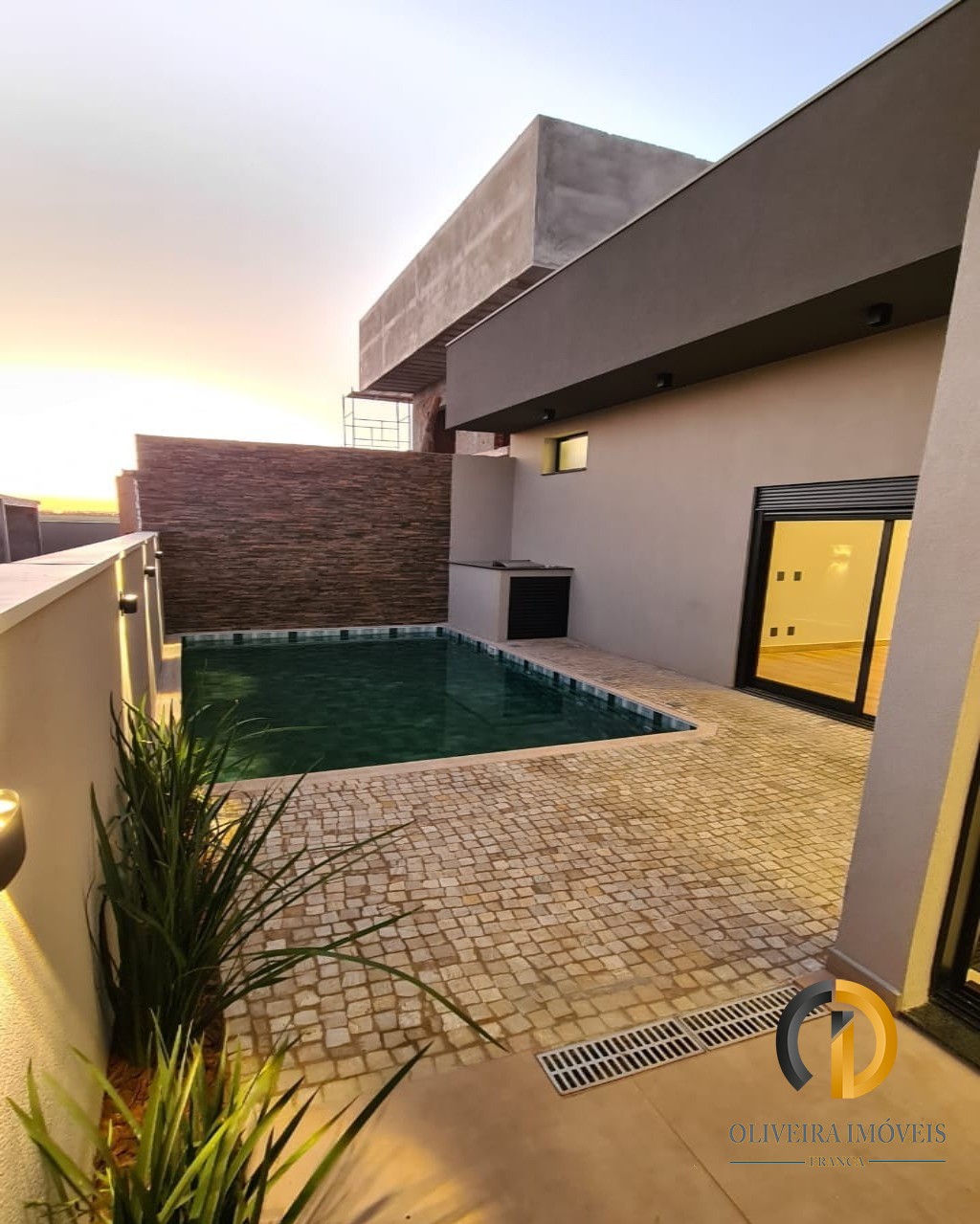 Linda casa de alto padrão á venda