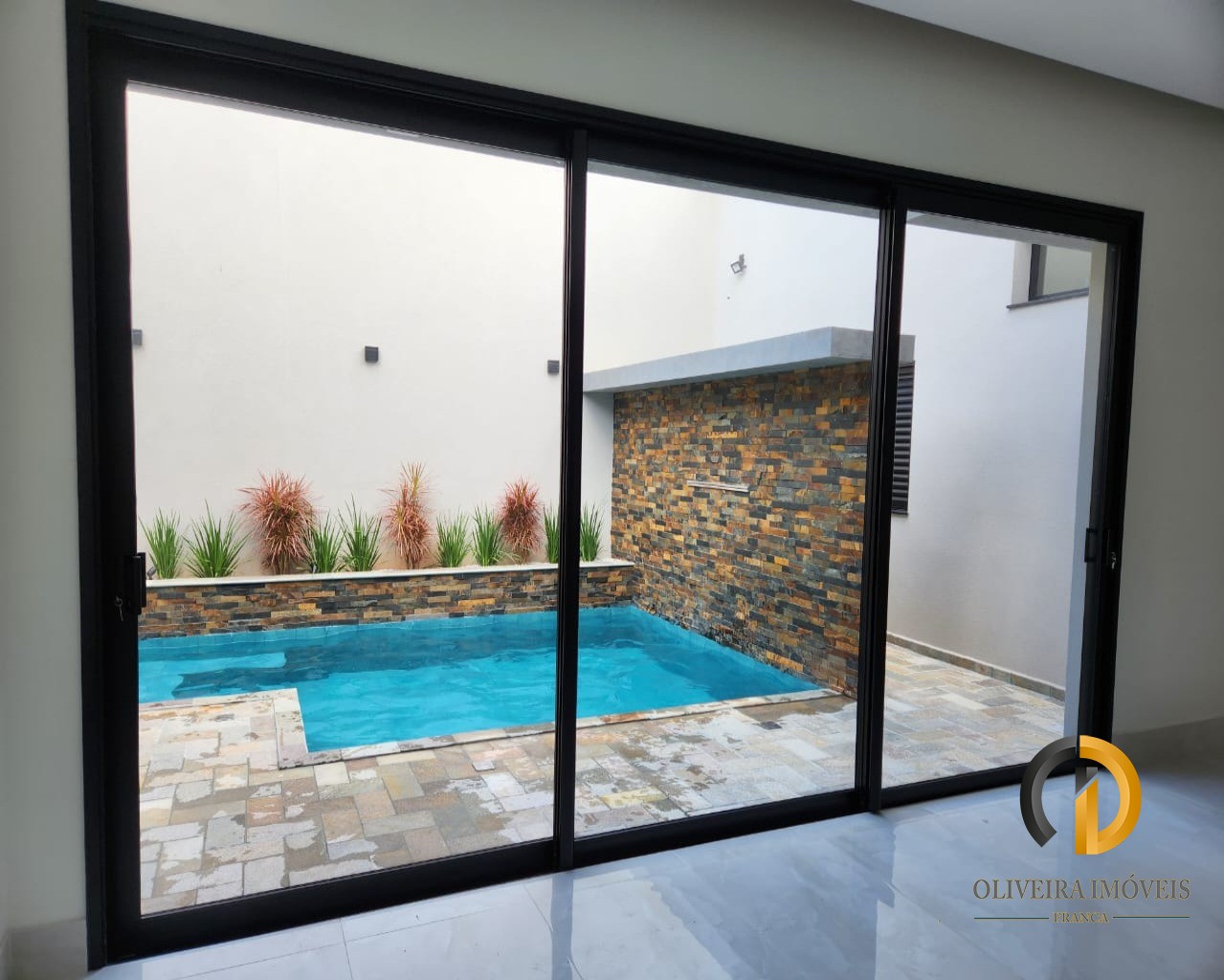Linda casa com projeto diferenciado a venda jardim piratinin