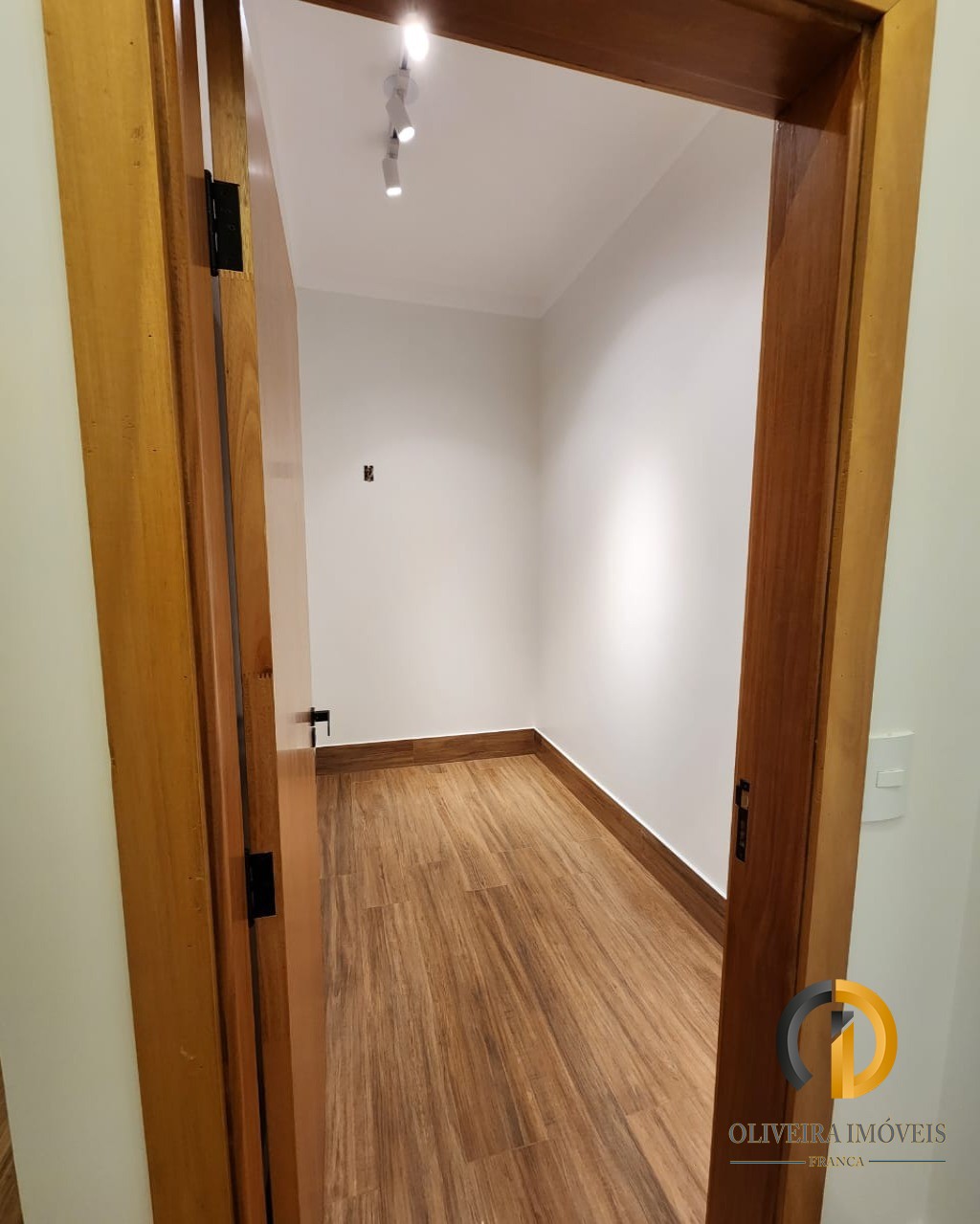 Linda casa com projeto diferenciado a venda jardim piratinin