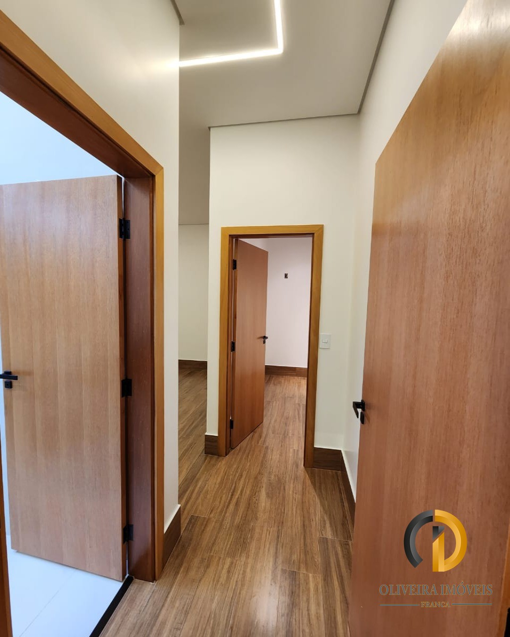 Linda casa com projeto diferenciado a venda jardim piratinin