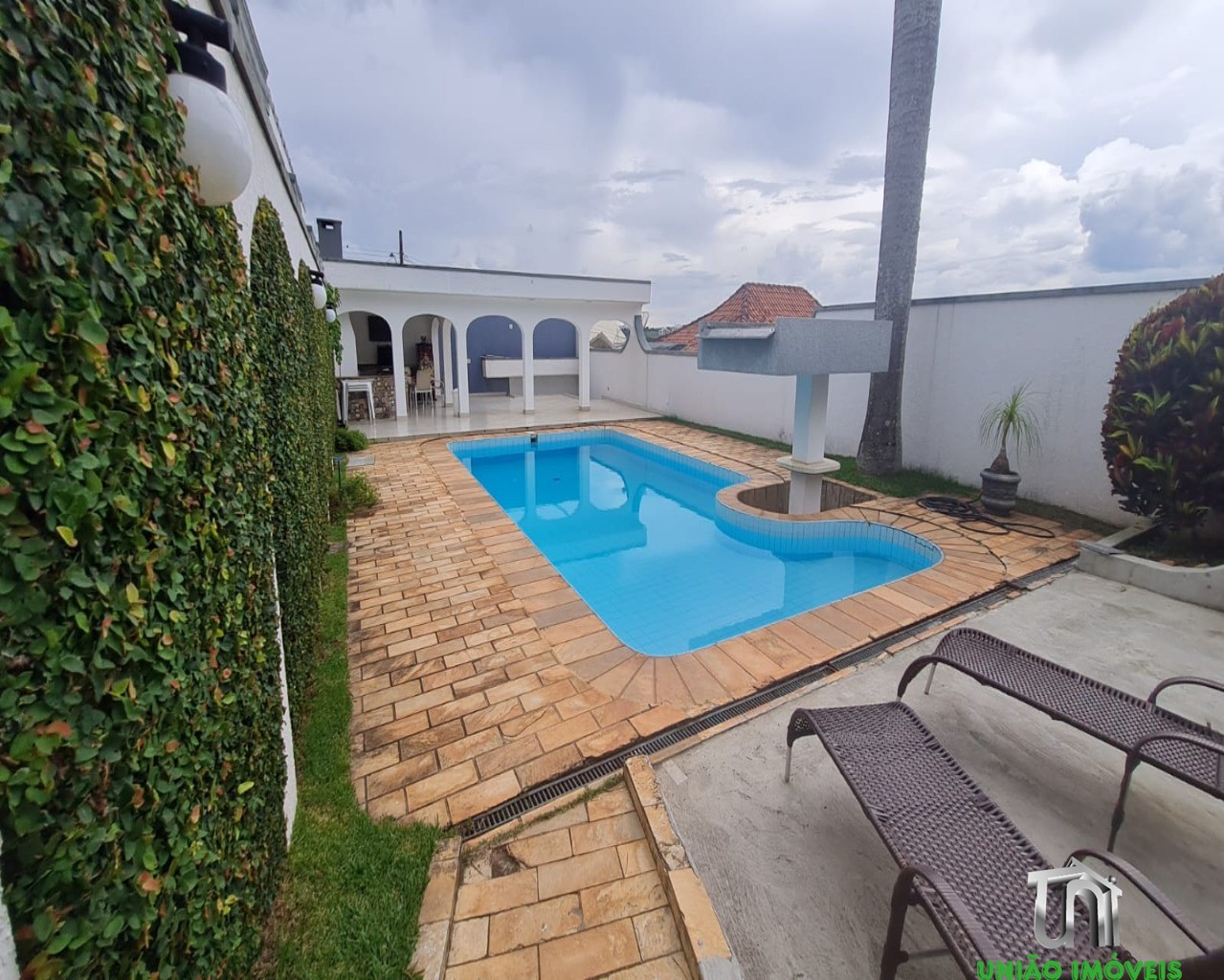 Casa Residencial de Alto Padrão no Jardim Europa, Bragança Paulista-SP: 6 quartos, 3 suítes, 5 salas, 6 banheiros, 2 vagas de garagem, 600m² de área.