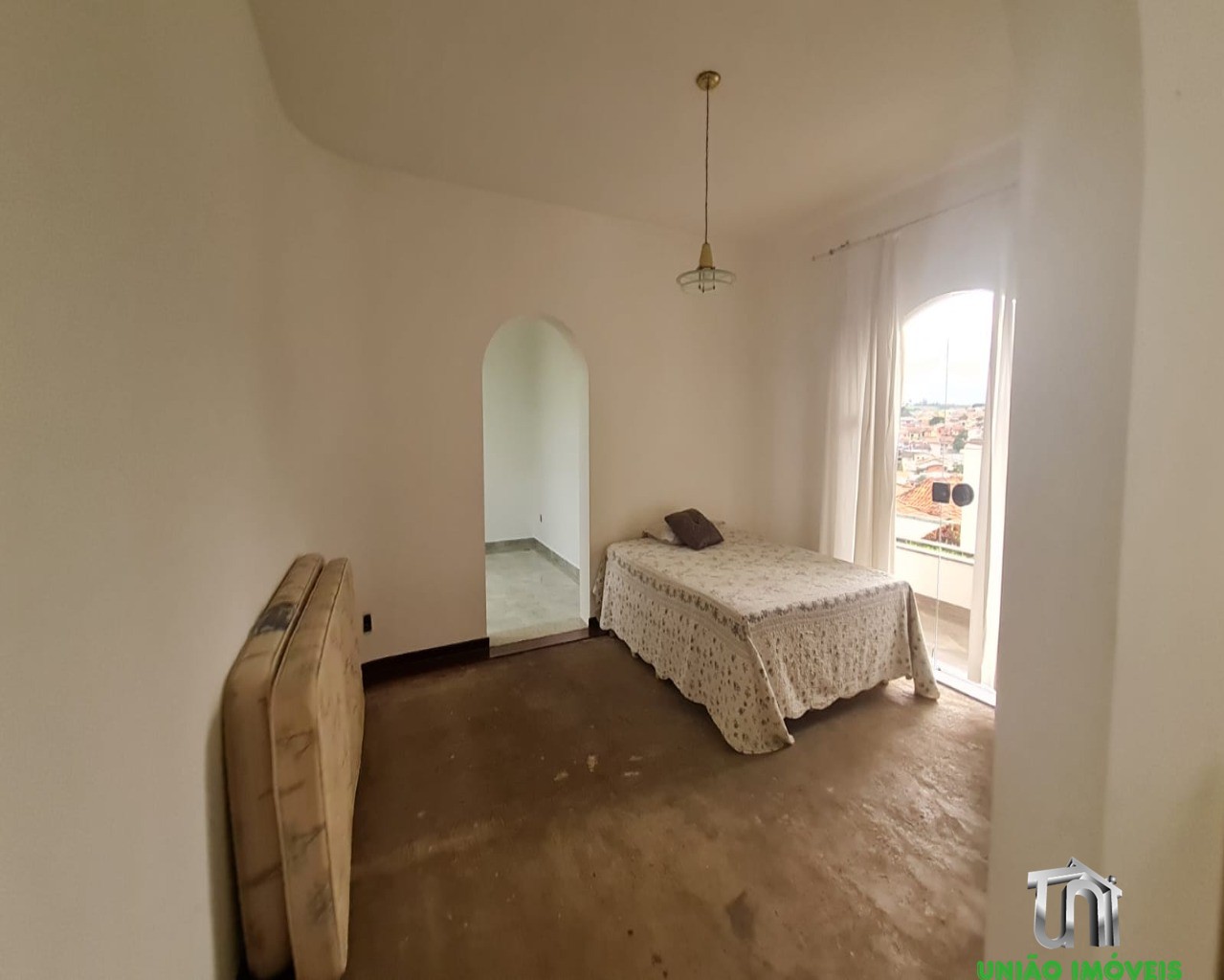 Casa Residencial de Alto Padrão no Jardim Europa, Bragança Paulista-SP: 6 quartos, 3 suítes, 5 salas, 6 banheiros, 2 vagas de garagem, 600m² de área.