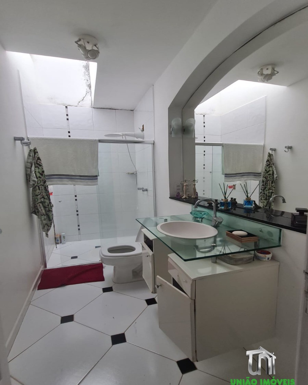 Casa Residencial de Alto Padrão no Jardim Europa, Bragança Paulista-SP: 6 quartos, 3 suítes, 5 salas, 6 banheiros, 2 vagas de garagem, 600m² de área.