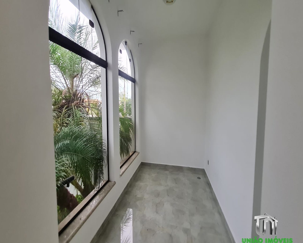 Casa Residencial de Alto Padrão no Jardim Europa, Bragança Paulista-SP: 6 quartos, 3 suítes, 5 salas, 6 banheiros, 2 vagas de garagem, 600m² de área.