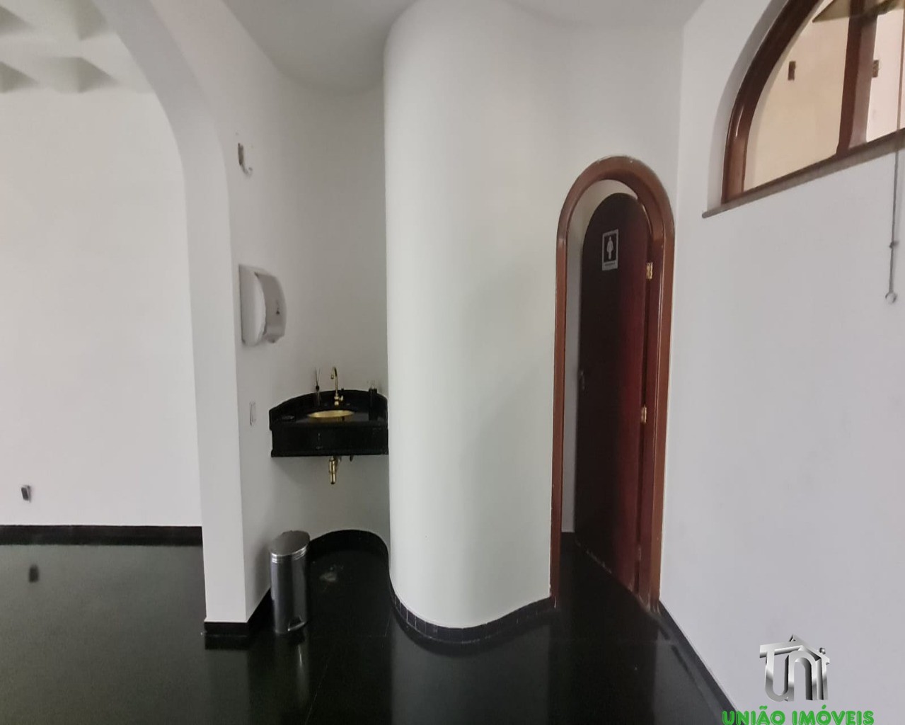 Casa Residencial de Alto Padrão no Jardim Europa, Bragança Paulista-SP: 6 quartos, 3 suítes, 5 salas, 6 banheiros, 2 vagas de garagem, 600m² de área.