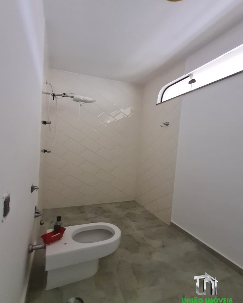 Casa Residencial de Alto Padrão no Jardim Europa, Bragança Paulista-SP: 6 quartos, 3 suítes, 5 salas, 6 banheiros, 2 vagas de garagem, 600m² de área.