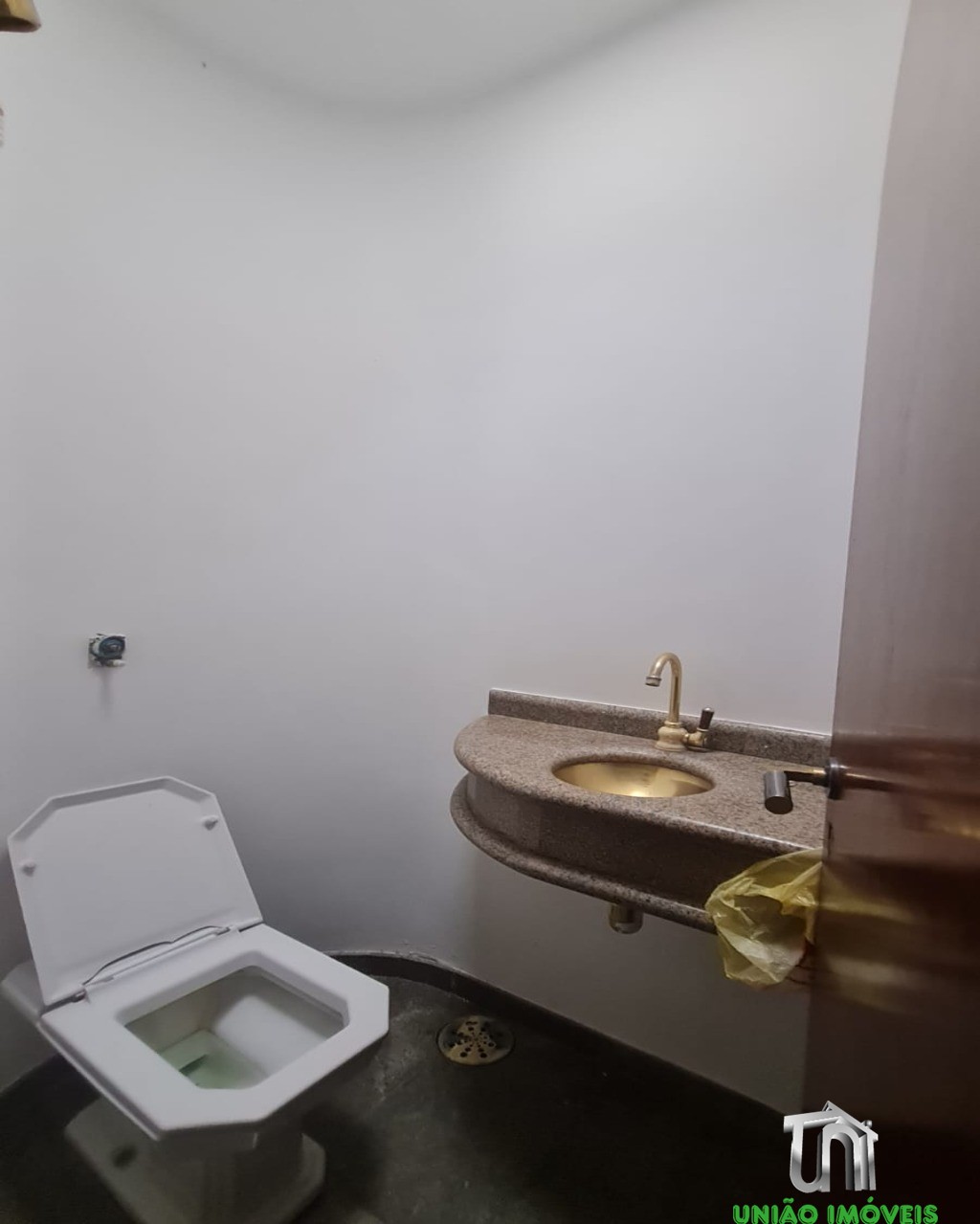 Casa Residencial de Alto Padrão no Jardim Europa, Bragança Paulista-SP: 6 quartos, 3 suítes, 5 salas, 6 banheiros, 2 vagas de garagem, 600m² de área.