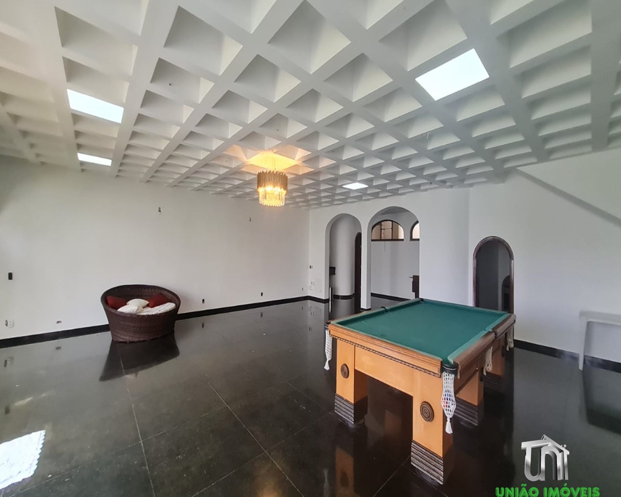 Casa Residencial de Alto Padrão no Jardim Europa, Bragança Paulista-SP: 6 quartos, 3 suítes, 5 salas, 6 banheiros, 2 vagas de garagem, 600m² de área.