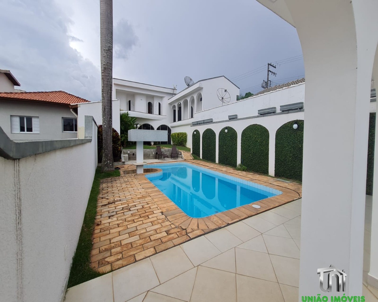 Casa Residencial de Alto Padrão no Jardim Europa, Bragança Paulista-SP: 6 quartos, 3 suítes, 5 salas, 6 banheiros, 2 vagas de garagem, 600m² de área.
