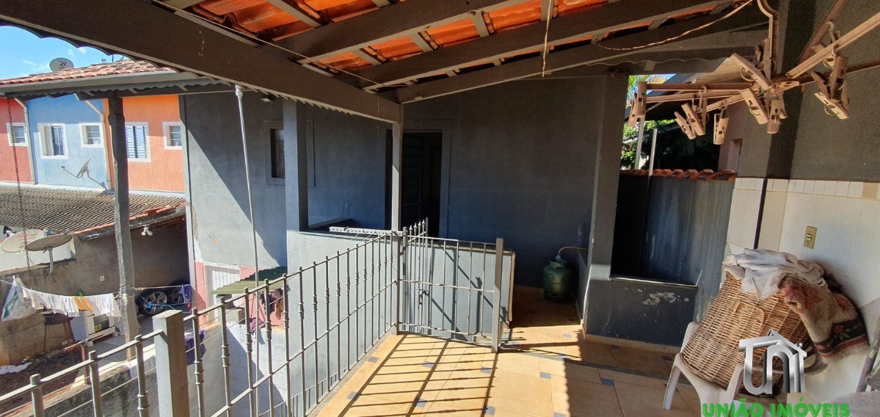 Residência moderna com 2 quartos e churrasqueira na cidade j