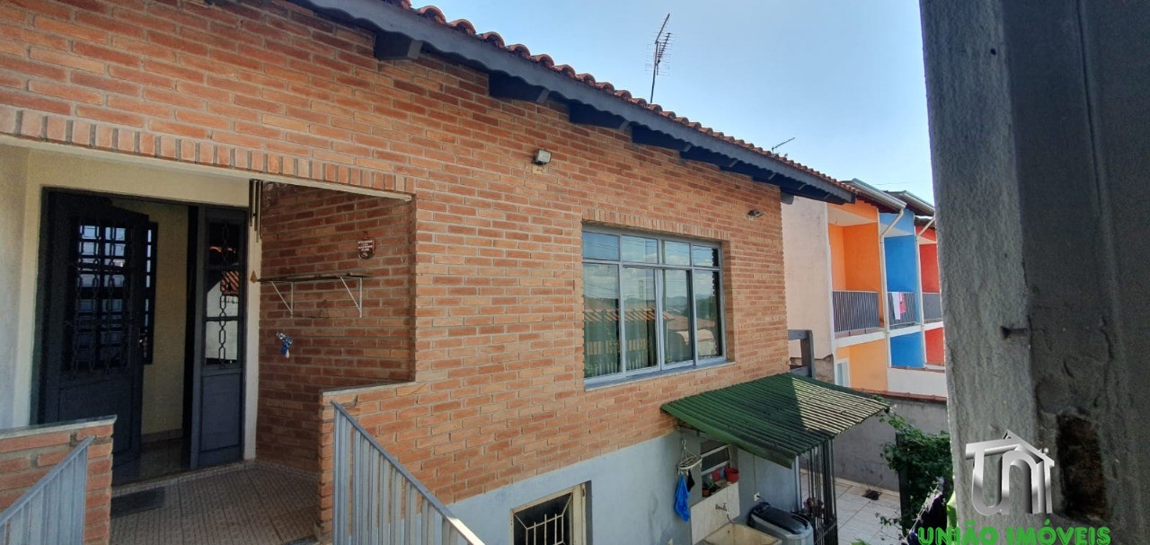 Residência moderna com 2 quartos e churrasqueira na Cidade Jardim, Bragança Paulista-SP