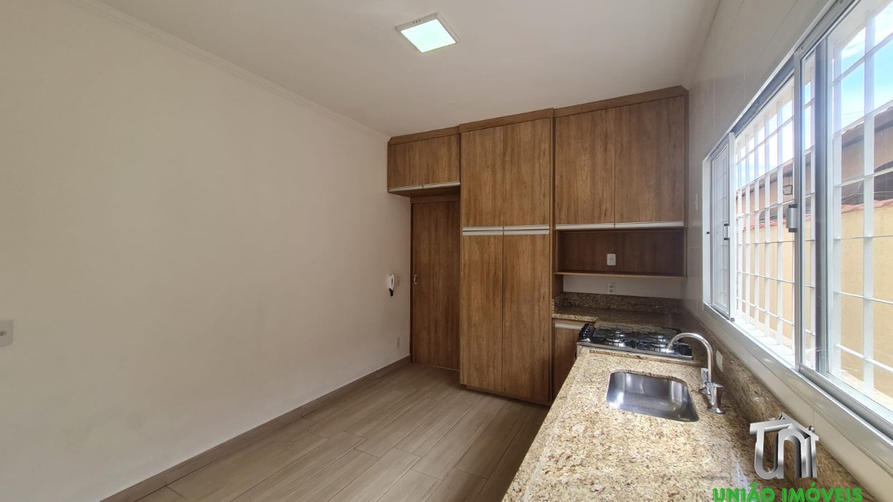 Aluguel de Casa em Bragança Paulista-SP, Bairro Aparecida: 2 Quartos, 1 Suíte, 1 Sala, 2 Banheiros, 1 Vaga, 132,65m².