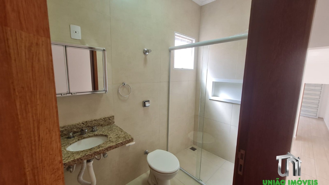 Aluguel de Casa em Bragança Paulista-SP, Bairro Aparecida: 2 Quartos, 1 Suíte, 1 Sala, 2 Banheiros, 1 Vaga, 132,65m².