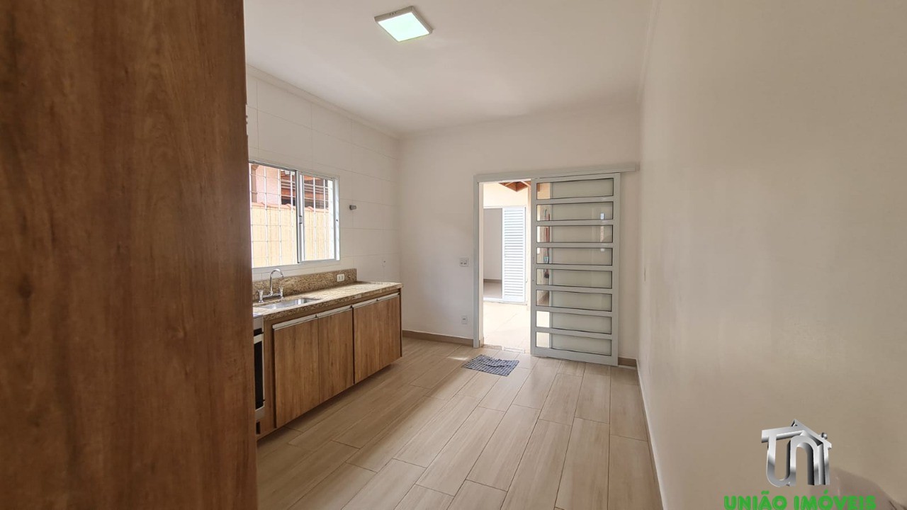 Aluguel de Casa em Bragança Paulista-SP, Bairro Aparecida: 2 Quartos, 1 Suíte, 1 Sala, 2 Banheiros, 1 Vaga, 132,65m².