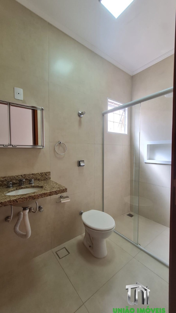 Aluguel de Casa em Bragança Paulista-SP, Bairro Aparecida: 2 Quartos, 1 Suíte, 1 Sala, 2 Banheiros, 1 Vaga, 132,65m².
