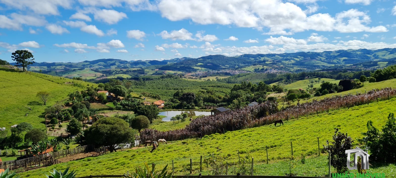 SÍTIO HARMONIA: Casa de Luxo com Vista para Serra da Mantiqueira, 3 Suítes e Espaço Gourmet - Pedra Bela-SP