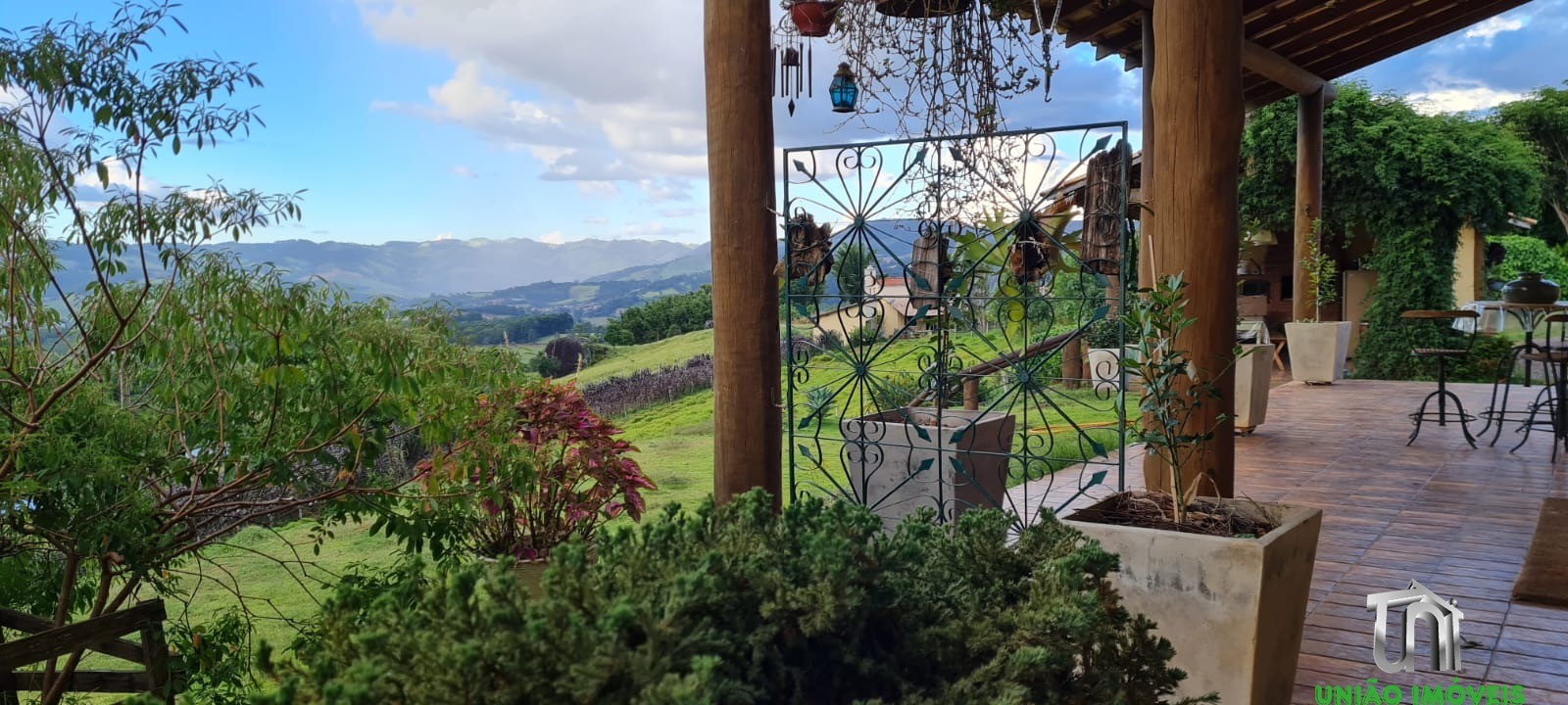 SÍTIO HARMONIA: Casa de Luxo com Vista para Serra da Mantiqueira, 3 Suítes e Espaço Gourmet - Pedra Bela-SP