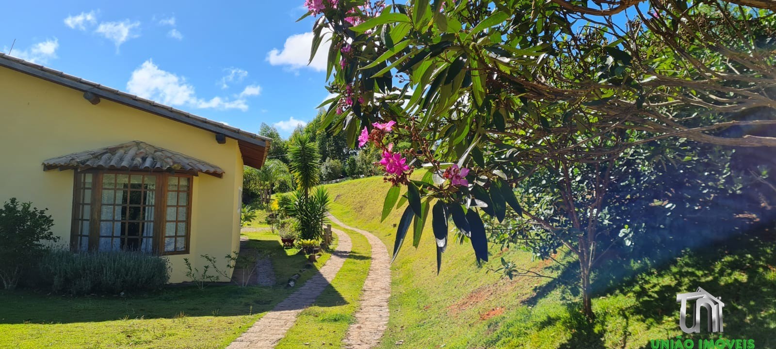 SÍTIO HARMONIA: Casa de Luxo com Vista para Serra da Mantiqueira, 3 Suítes e Espaço Gourmet - Pedra Bela-SP