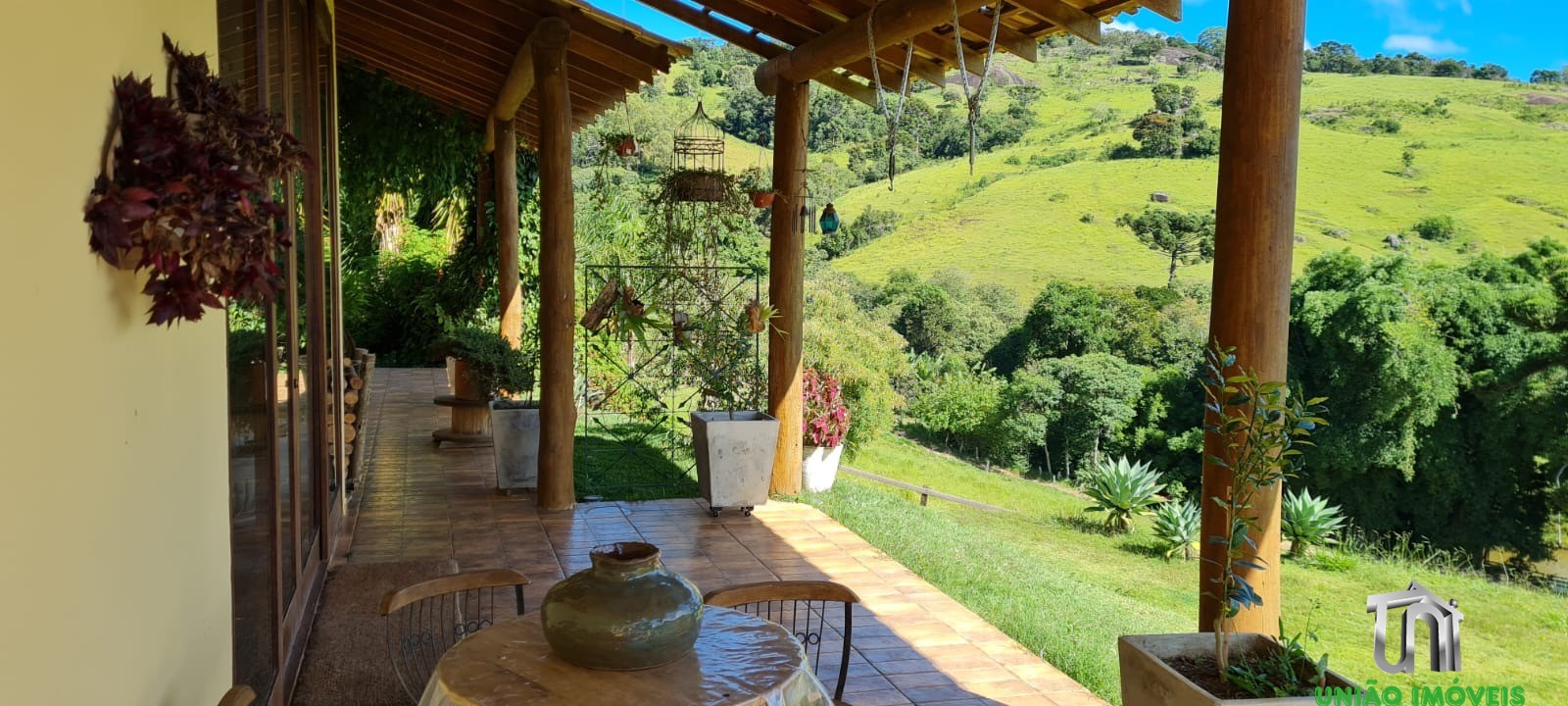 SÍTIO HARMONIA: Casa de Luxo com Vista para Serra da Mantiqueira, 3 Suítes e Espaço Gourmet - Pedra Bela-SP
