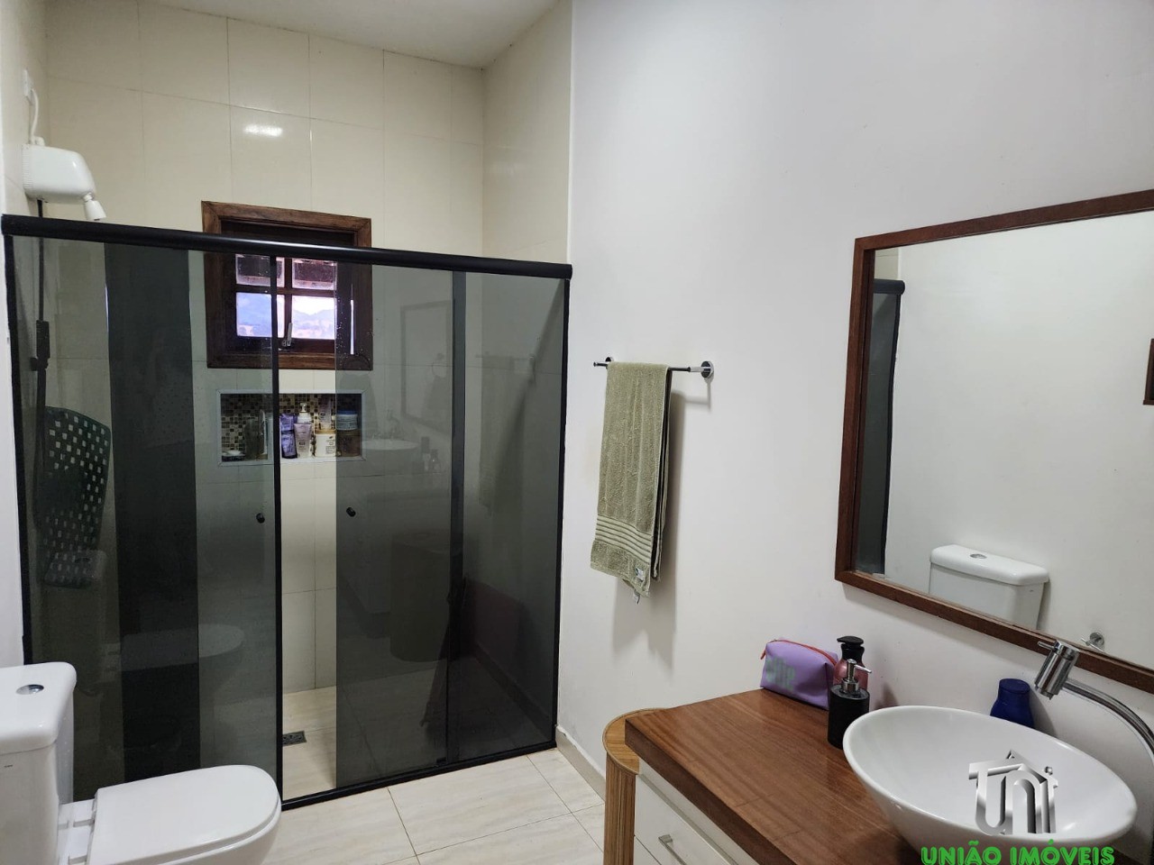 Chácara dos Sonhos em Guaraiúva, Vargem-SP: 4 Quartos, 3 Suítes, Vista para Represa e Privacidade Total!