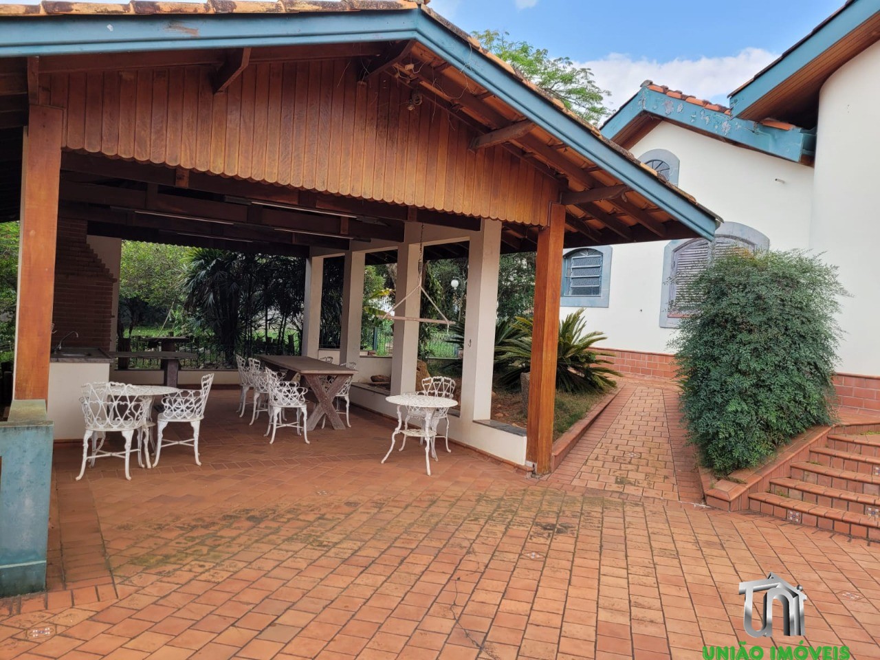 Casa de Luxo à Venda em Bragança Paulista-SP, Recanto Amapola: 4 suítes, 6 salas, piscina, churrasqueira, 10 vagas. Venha conferir!