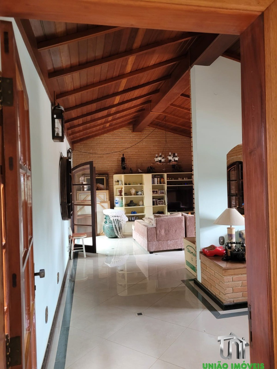 Casa de Luxo à Venda em Bragança Paulista-SP, Recanto Amapola: 4 suítes, 6 salas, piscina, churrasqueira, 10 vagas. Venha conferir!