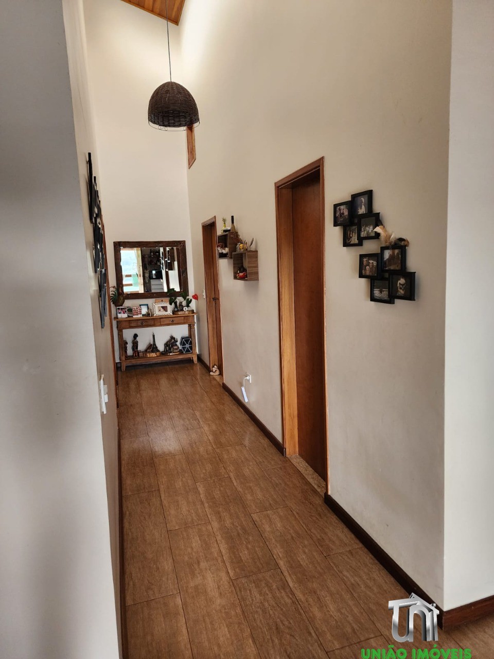 Chácara dos Sonhos em Guaraiúva, Vargem-SP: 4 Quartos, 3 Suítes, Vista para Represa e Privacidade Total!