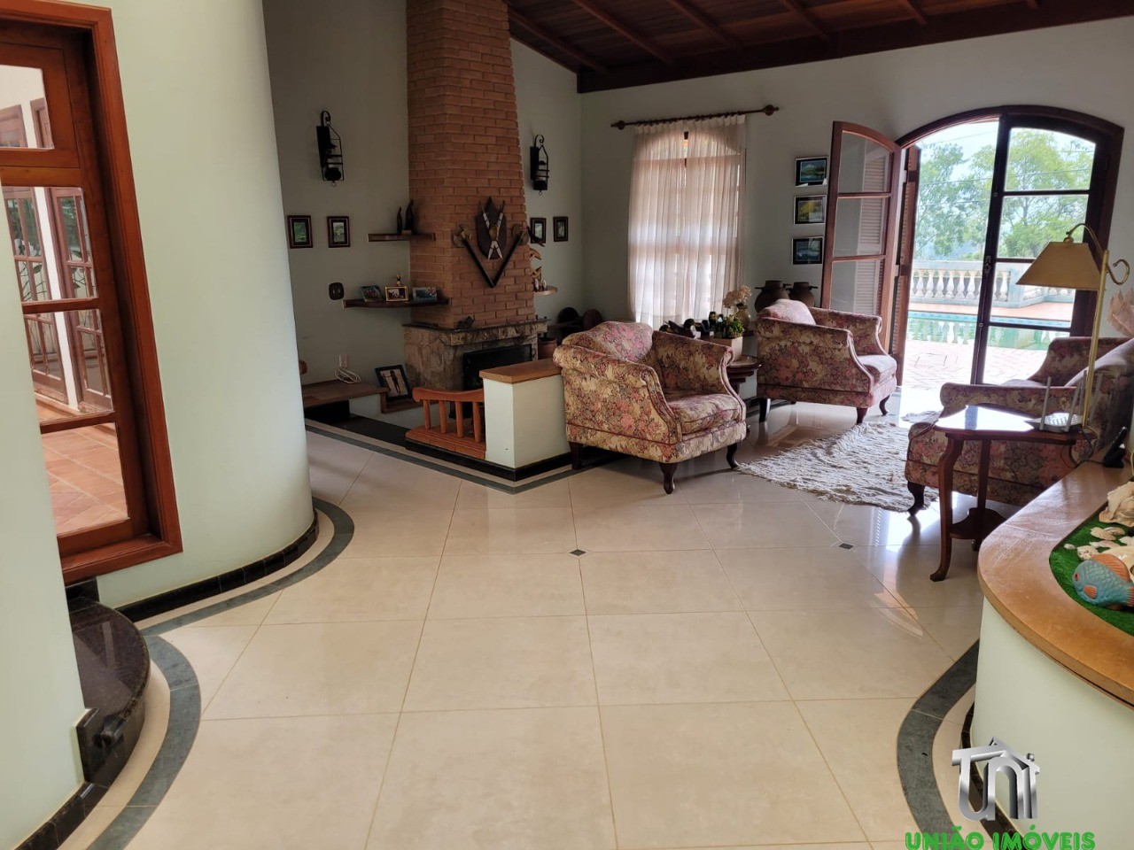 Casa de Luxo à Venda em Bragança Paulista-SP, Recanto Amapola: 4 suítes, 6 salas, piscina, churrasqueira, 10 vagas. Venha conferir!